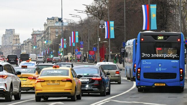 Флаги России и Казахстана парами вывесили в Москве в преддверии государственного визита казахстанского президента Касым-Жомарта Токаева в Россию. 10 ноября 2025 Флаги России и Казахстана парами вывесили в Москве в преддверии государственного визита казахстанского президента Касым-Жомарта Токаева в Россию. 10 ноября 2025