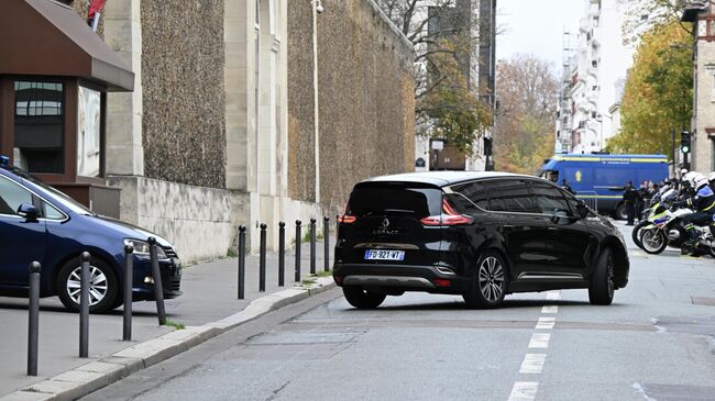 Автомобиль, в котором предположительно находится бывший президент Франции Николя Саркози, покидает тюрьму Сант