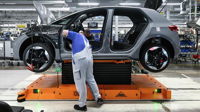 Рабочий на заводе Volkswagen в Цвиккау, Германия