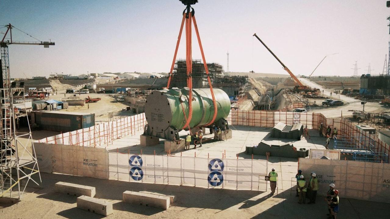 Перемещение корпуса реактора в зону временного хранения во время строительства АЭС Эль-Дабаа в Египте Перемещение корпуса реактора в зону временного хранения во время строительства АЭС Эль-Дабаа в Египте - РИА Новости, 1920, 19.11.2025