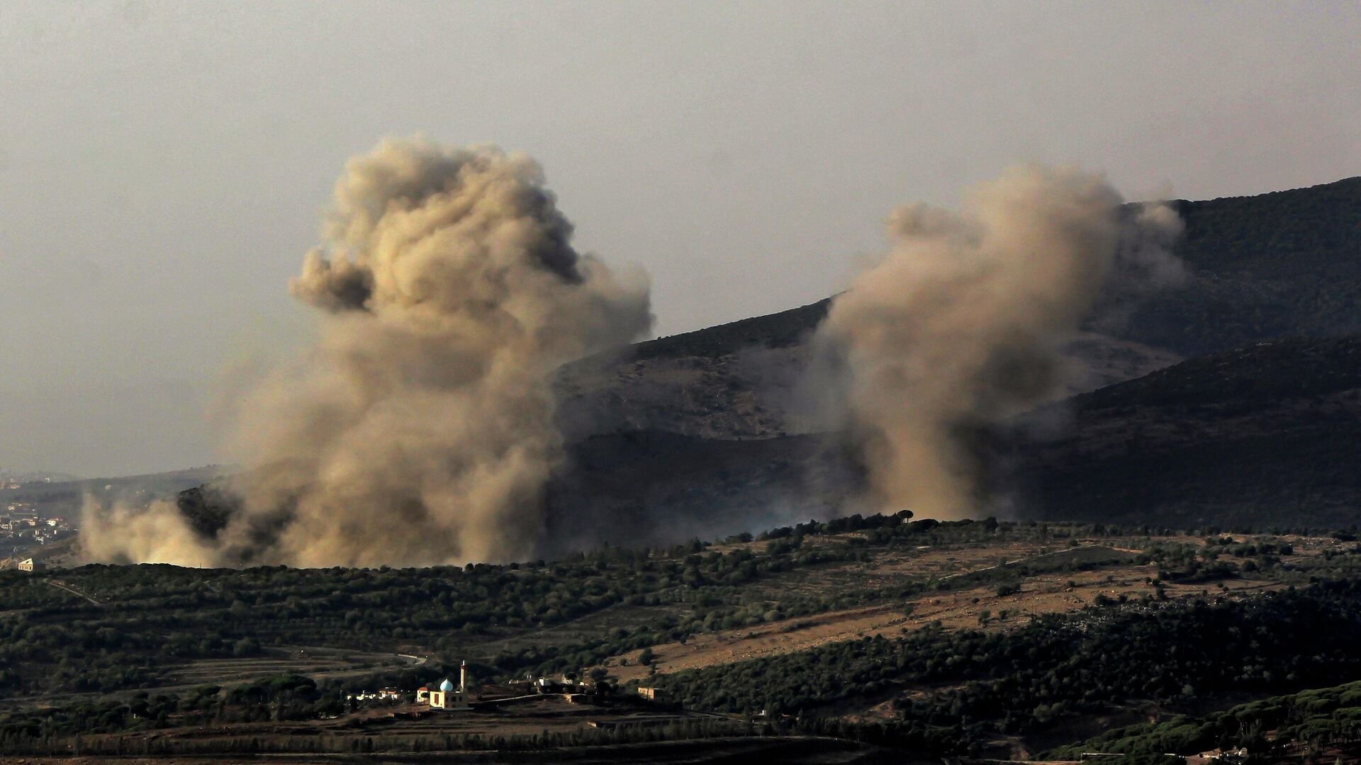 Израильская авиация нанесла удары по югу и востоку Ливана, сообщили СМИ