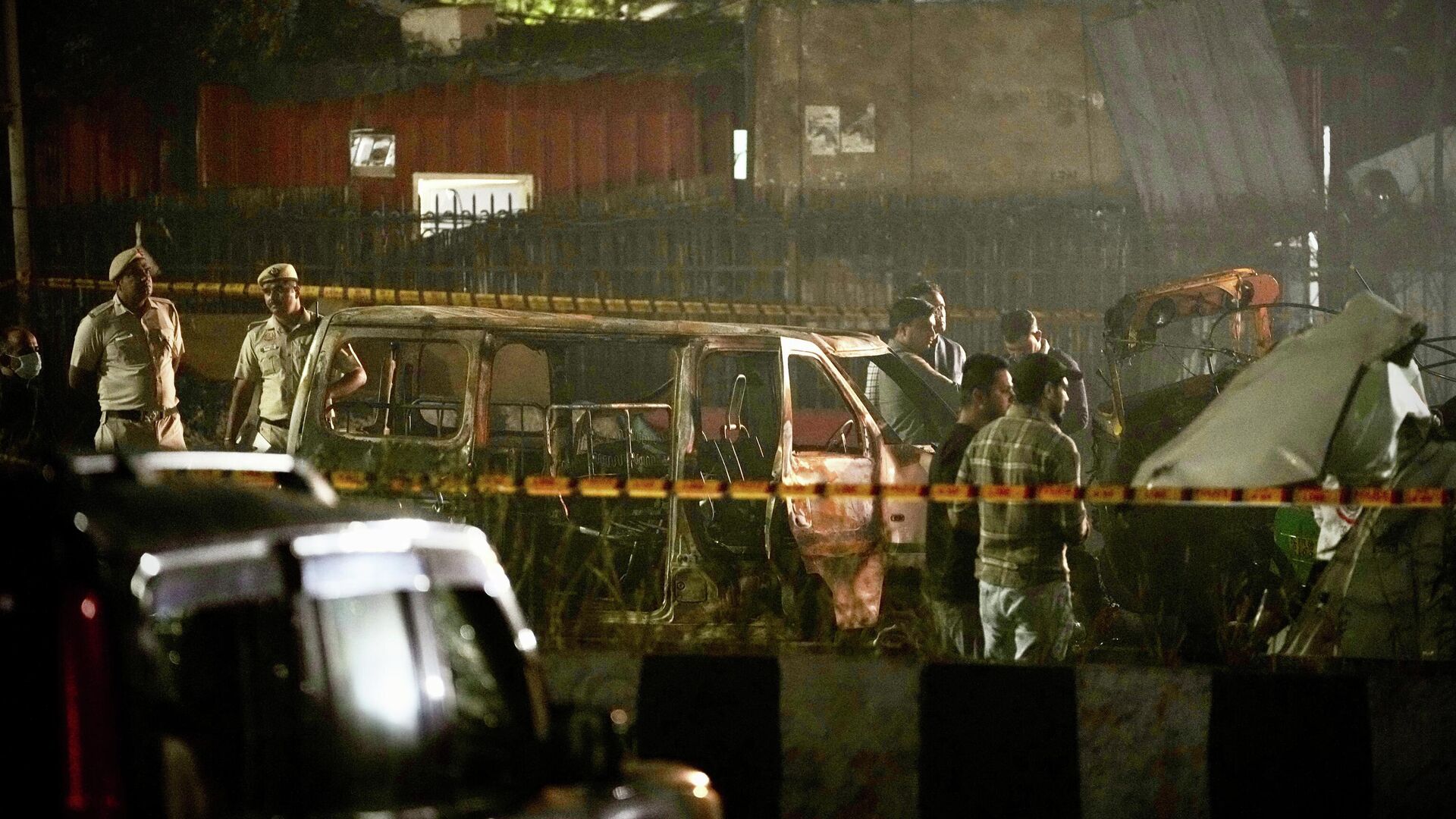 Сотрудники службы безопасности на месте взрыва автомобиля в Нью-Дели, Индия - РИА Новости, 1920, 12.11.2025