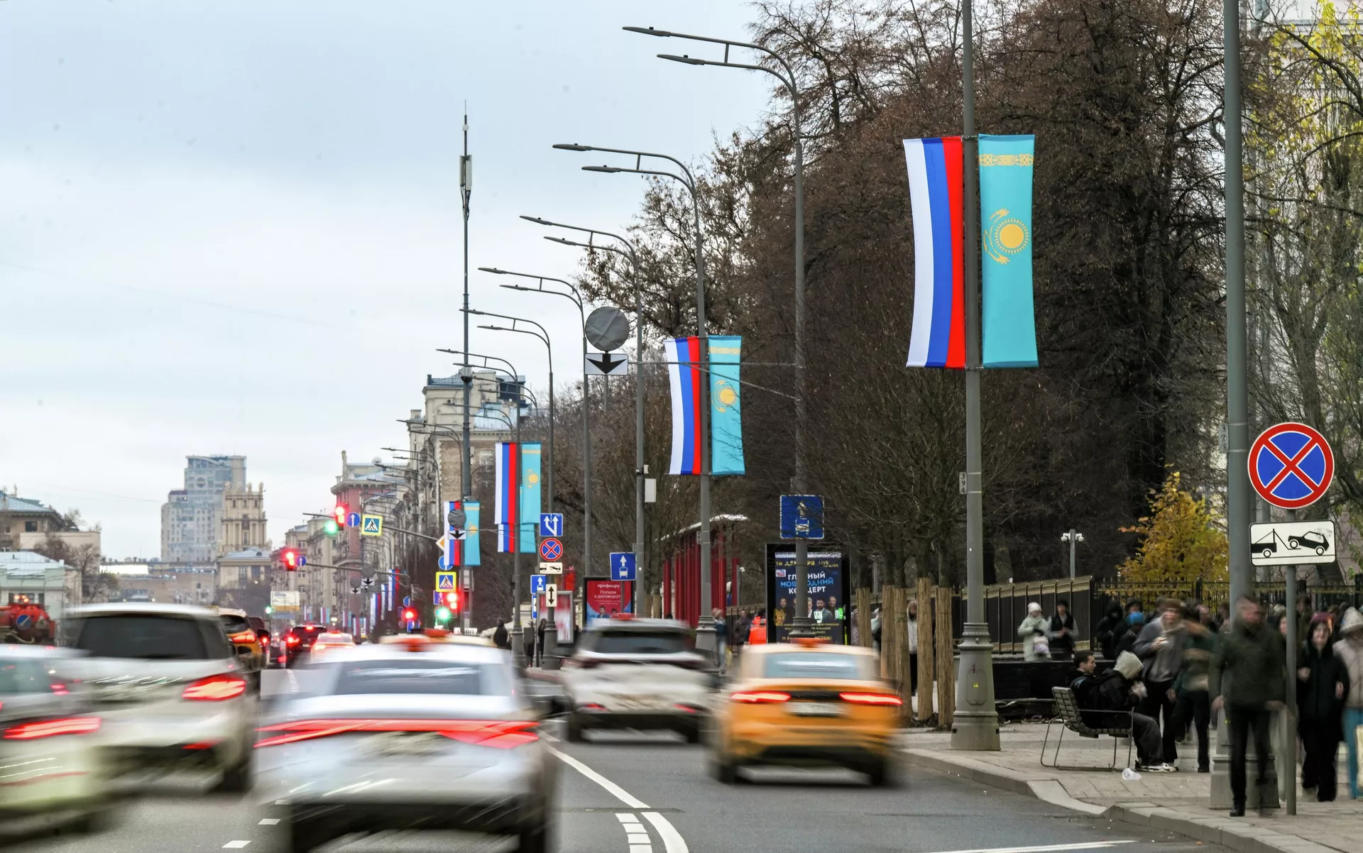 Флаги России и Казахстана в Москве в преддверии государственного визита казахстанского президента Касым-Жомарта Токаева в Россию - РИА Новости, 1920, 12.11.2025