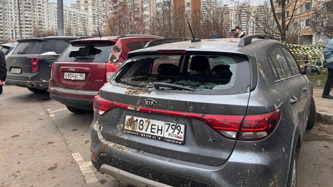 Поврежденные в результате обрушения опорной колонны горнолыжного комплекса Снежком автомобили в Красногорске. 11 ноября 2025