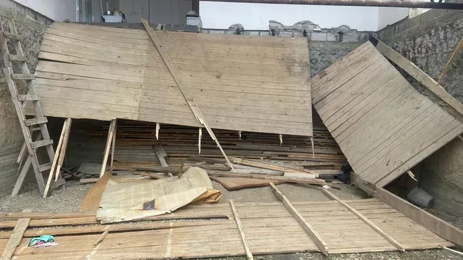 Последствия обрушения балкона частного дома во время похорон в Чечне