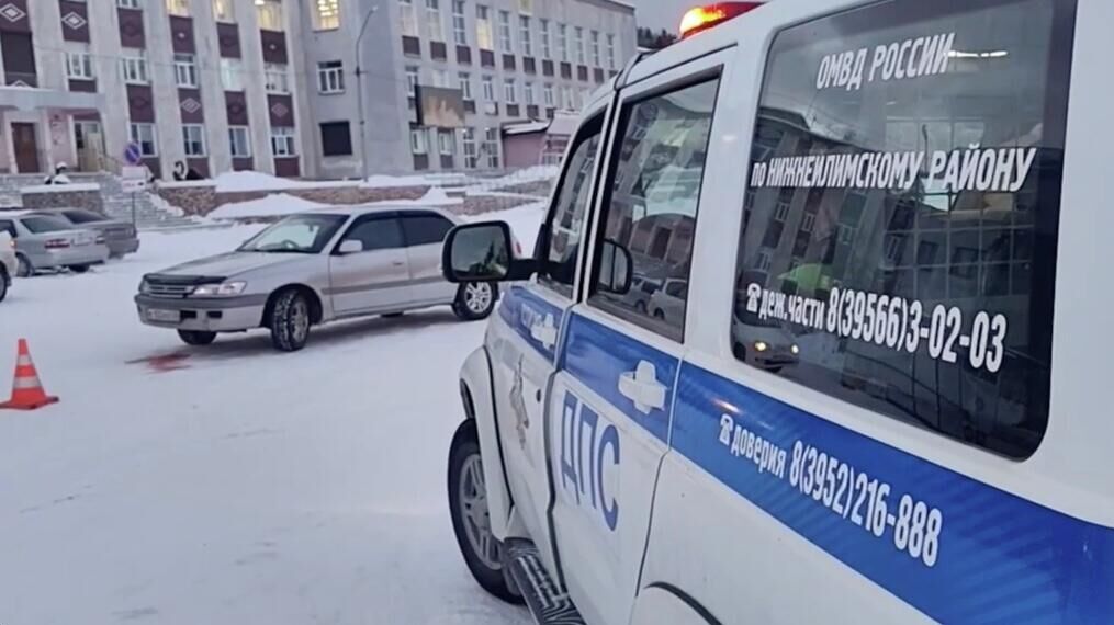 На месте происшествия, где 23-летняя женщина-водитель, сдавая задним ходом, сбила 90-летнюю бабушку в Иркутской области - РИА Новости, 1920, 11.11.2025