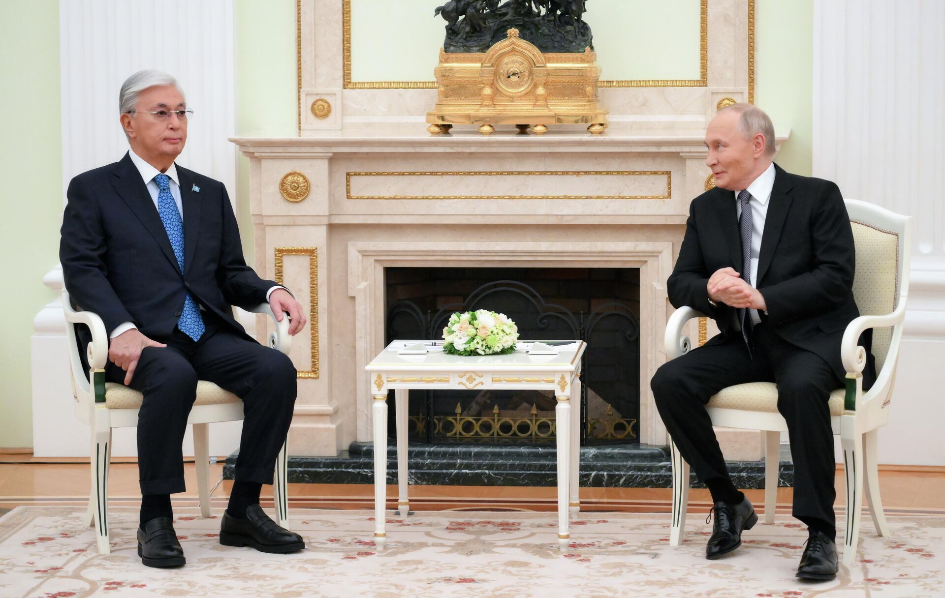Президент РФ Владимир Путин и президент Казахстана Касым-Жомарт Токаев во время встречи