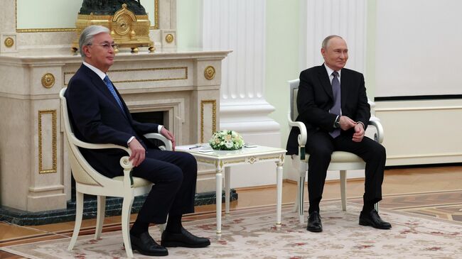 Президент РФ Владимир Путин и президент Казахстана Касым-Жомарт Токаев во время встречи Президент РФ Владимир Путин и президент Казахстана Касым-Жомарт Токаев во время встречи