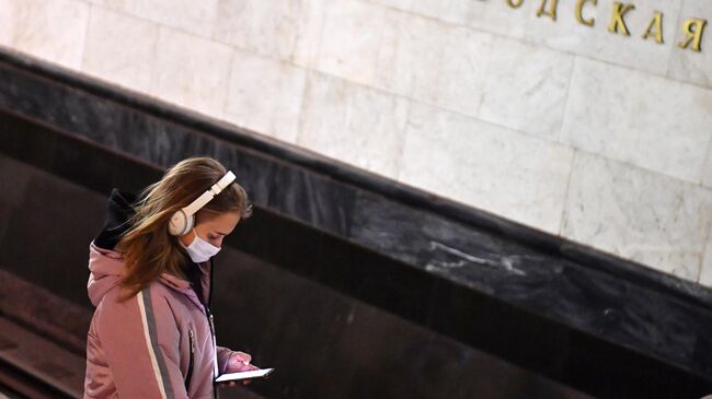 Девушка в защитной маске