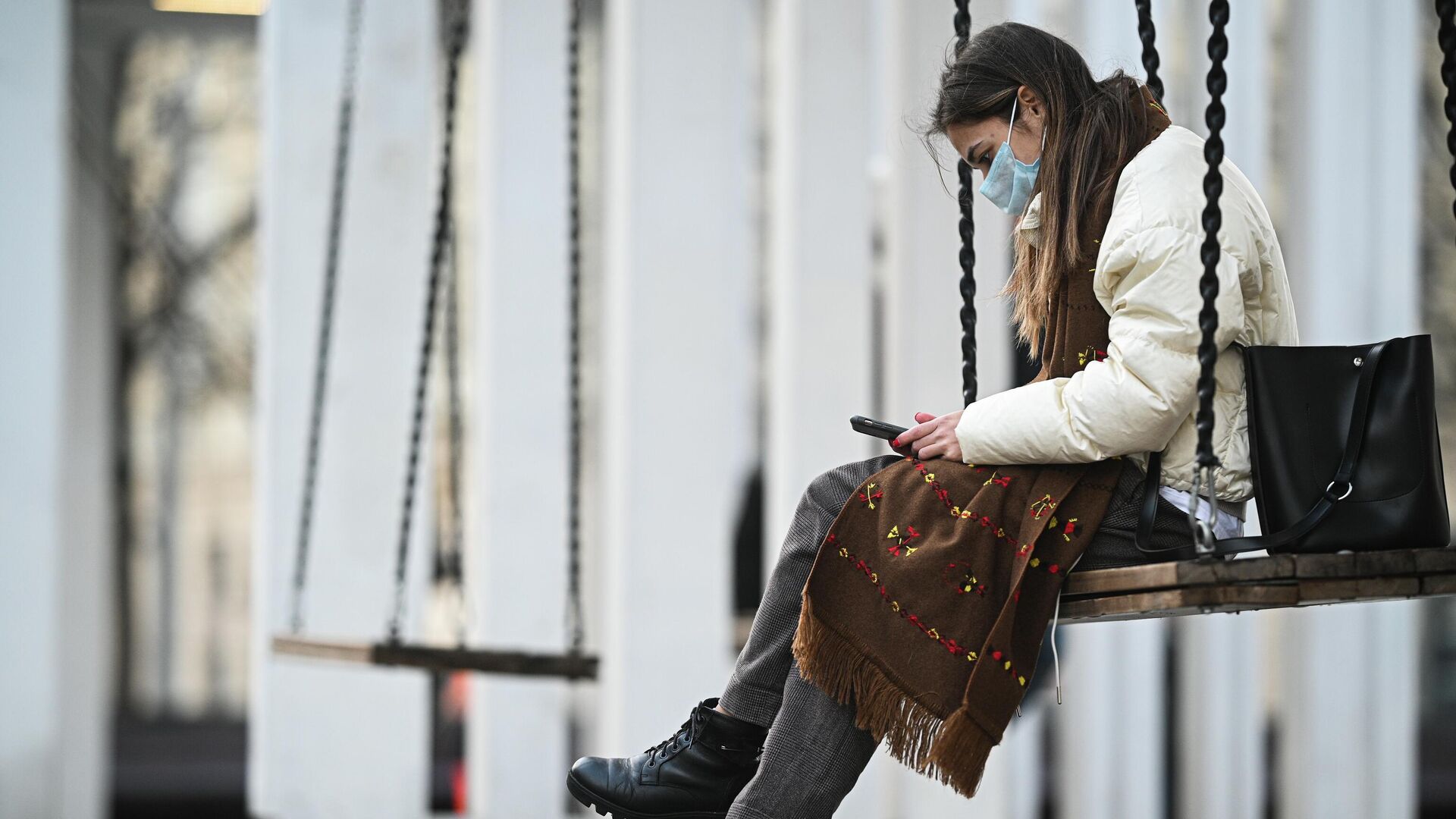 Девушка в защитной маске - РИА Новости, 1920, 12.12.2025