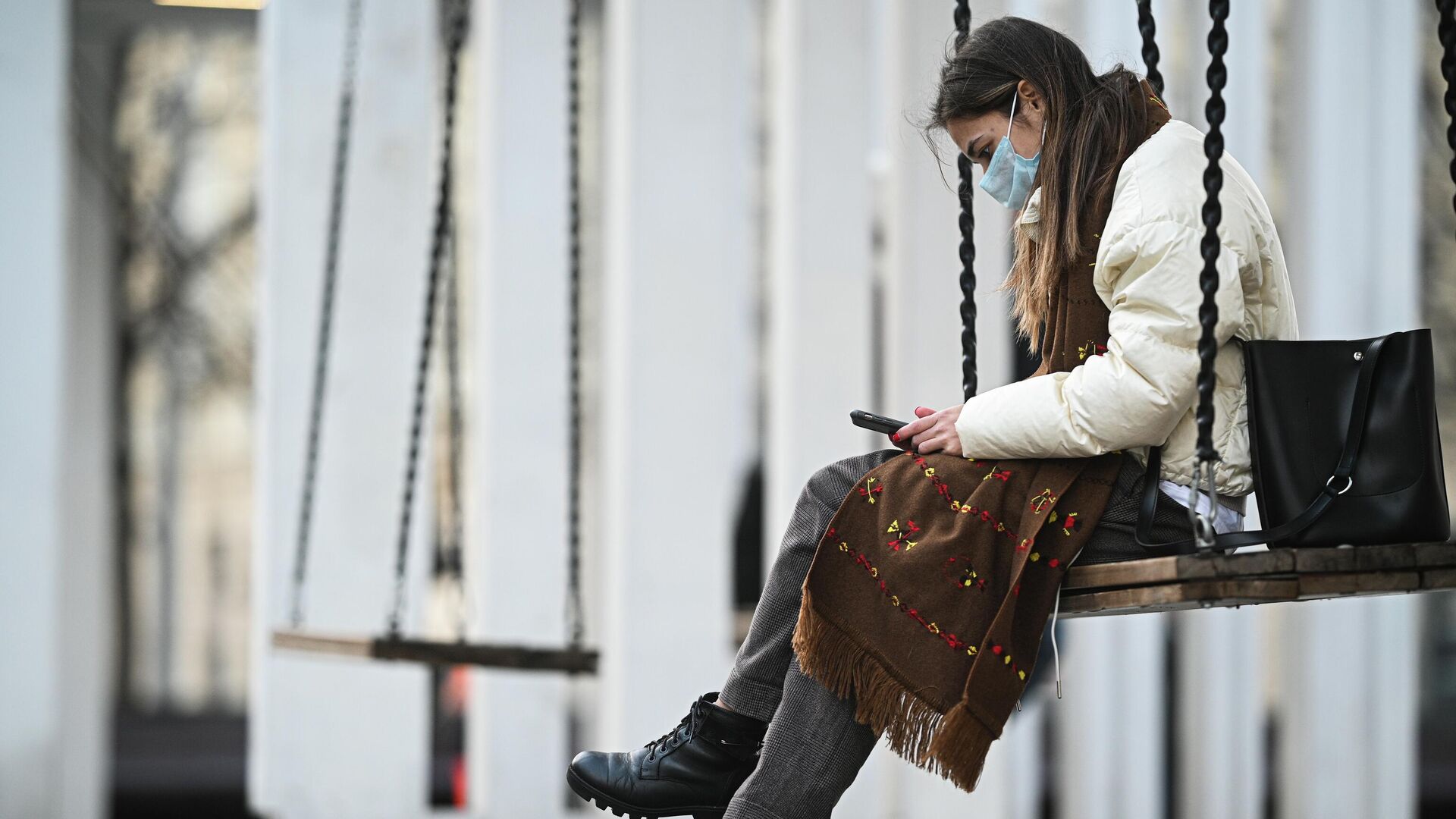 Девушка в защитной маске - РИА Новости, 1920, 12.12.2025