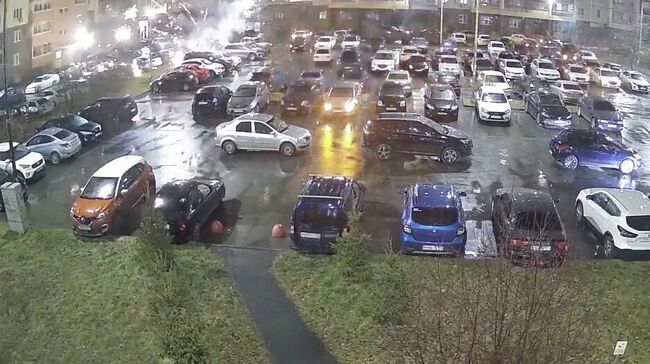 Запуск фейерверка на парковке у жилых домов Челябинске