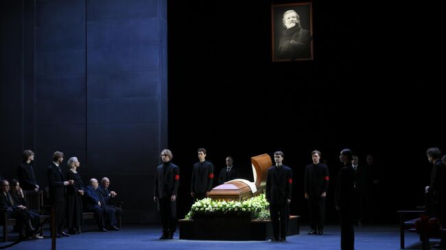 Церемония прощания с народным артистом России Владимиром Симоновым в театре им. Евгения Вахтангова в Москве