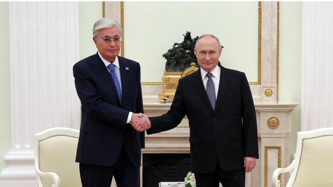 Владимир Путин и Касым-Жомарт Токаев во время встречи Владимир Путин и Касым-Жомарт Токаев во время встречи