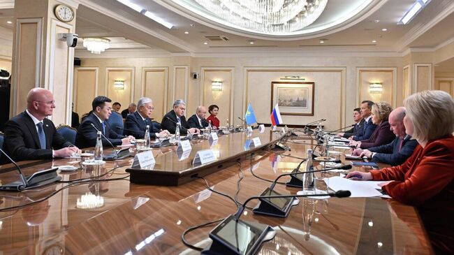 Валентина Матвиенко и Касым-Жомарт Токаев проводят встречу в здании Совета Федерации Валентина Матвиенко и Касым-Жомарт Токаев проводят встречу в здании Совета Федерации