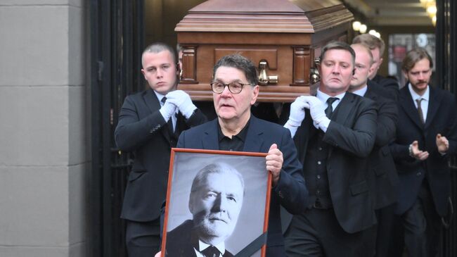 Актер Сергей Маковецкий во время церемонии прощания с народным артистом России Владимиром Симоновым в театре им. Евгения Вахтангова в Москве