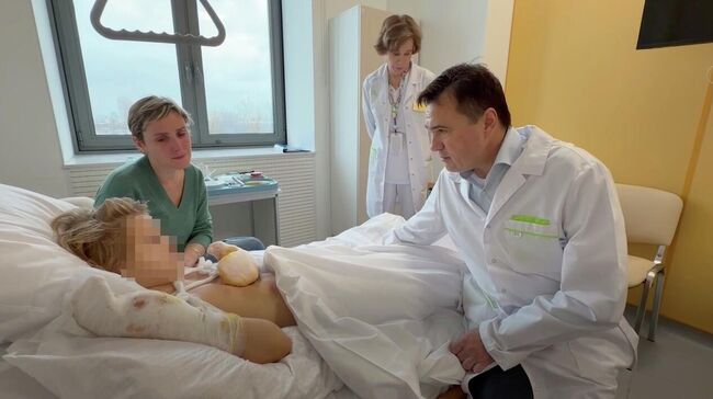 Губернатор Московской области Андрей Воробьев посещает мальчика Глеба, пострадавшего на детской площадке в Красногорске Губернатор Московской области Андрей Воробьев посещает мальчика Глеба, пострадавшего на детской площадке в Красногорске