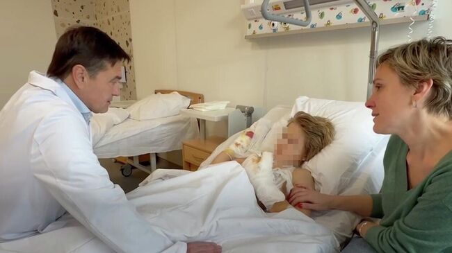 Губернатор Московской области Андрей Воробьев посещает мальчика Глеба, пострадавшего на детской площадке в Красногорске