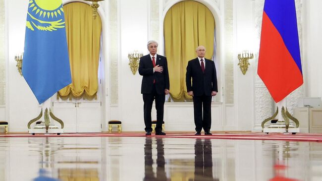 Президент РФ Владимир Путин и президент Казахстана Касым-Жомарт Токаев во время встречи