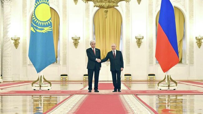 Президент РФ Владимир Путин и президент Казахстана Касым-Жомарт Токаев во время встречи Президент РФ Владимир Путин и президент Казахстана Касым-Жомарт Токаев во время встречи