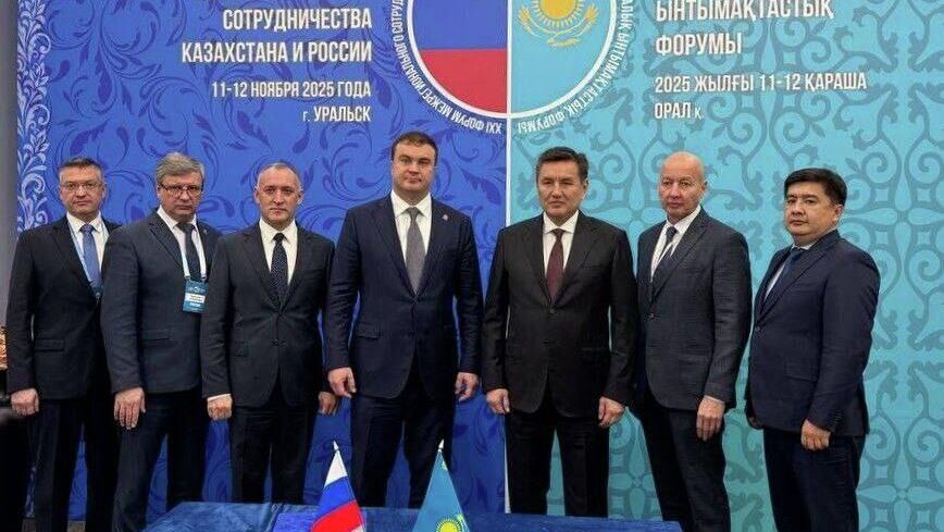 Губернатор Омской области Виталий Хоценко во время XI Форума межрегионального сотрудничества России и Казахстана - РИА Новости, 1920, 12.11.2025