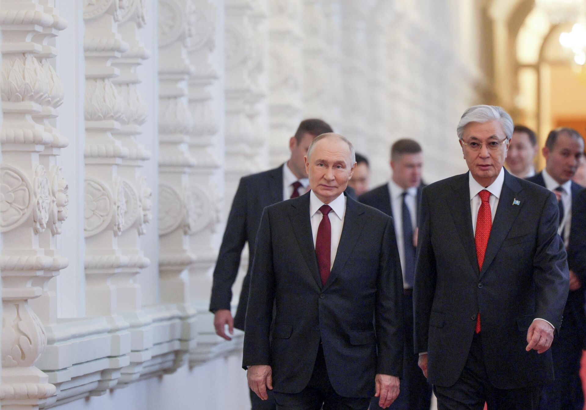 Президент РФ Владимир Путин и президент Казахстана Касым-Жомарт Токаев во время встречи