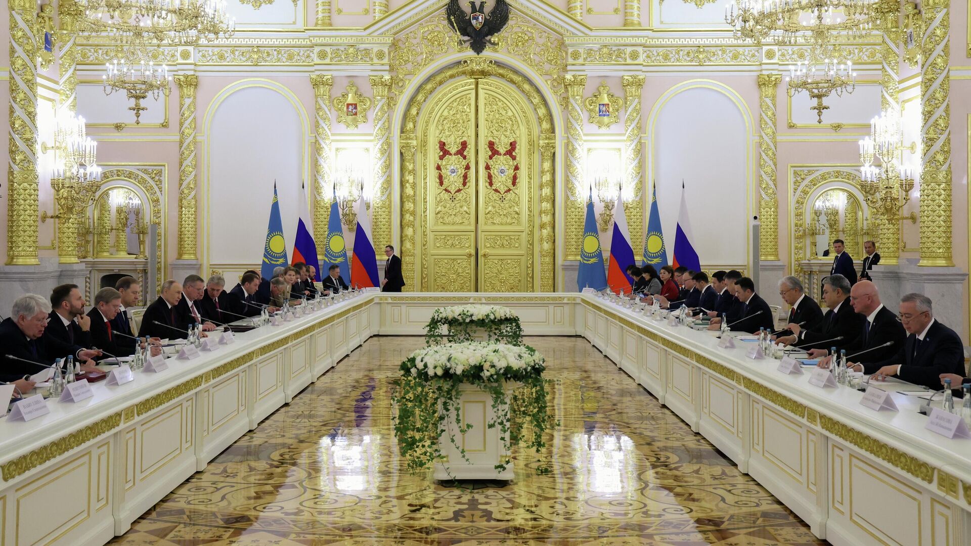 Президент РФ Владимир Путин и президент Казахстана Касым-Жомарт Токаев во время российско-казахстанских переговоров - РИА Новости, 1920, 12.11.2025