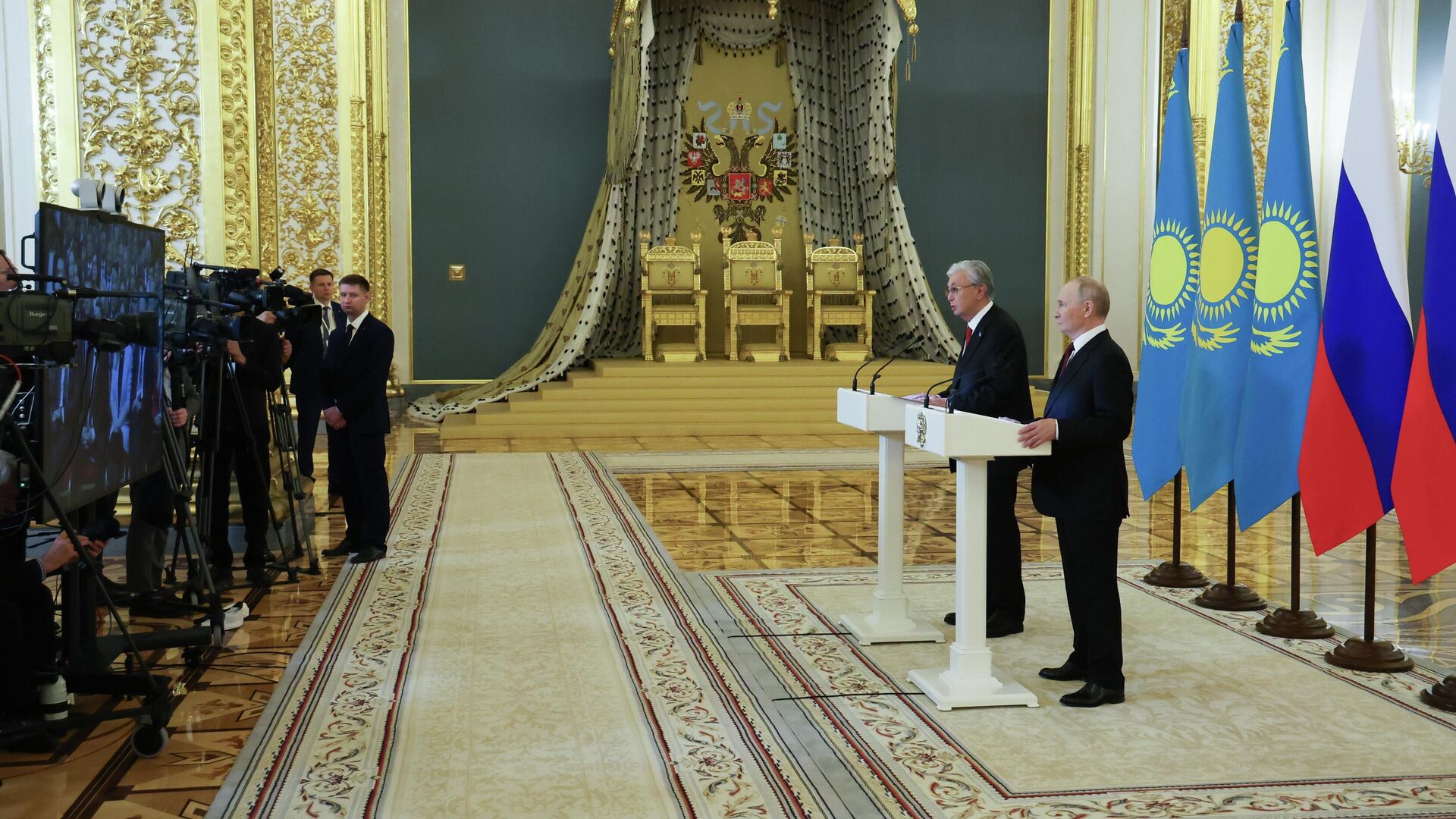Президент РФ Владимир Путин и президент Казахстана Касым-Жомарт Токаев - РИА Новости, 1920, 12.11.2025