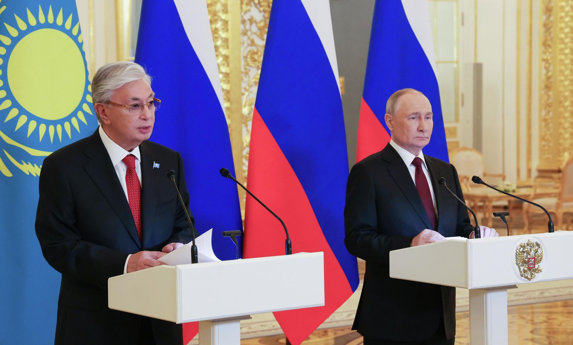 Президент РФ Владимир Путин и президент Казахстана Касым-Жомарт Токаев во время обращения в режиме видеоконференции к участникам пленарного заседания XXI Форума межрегионального сотрудничества России и Казахстана