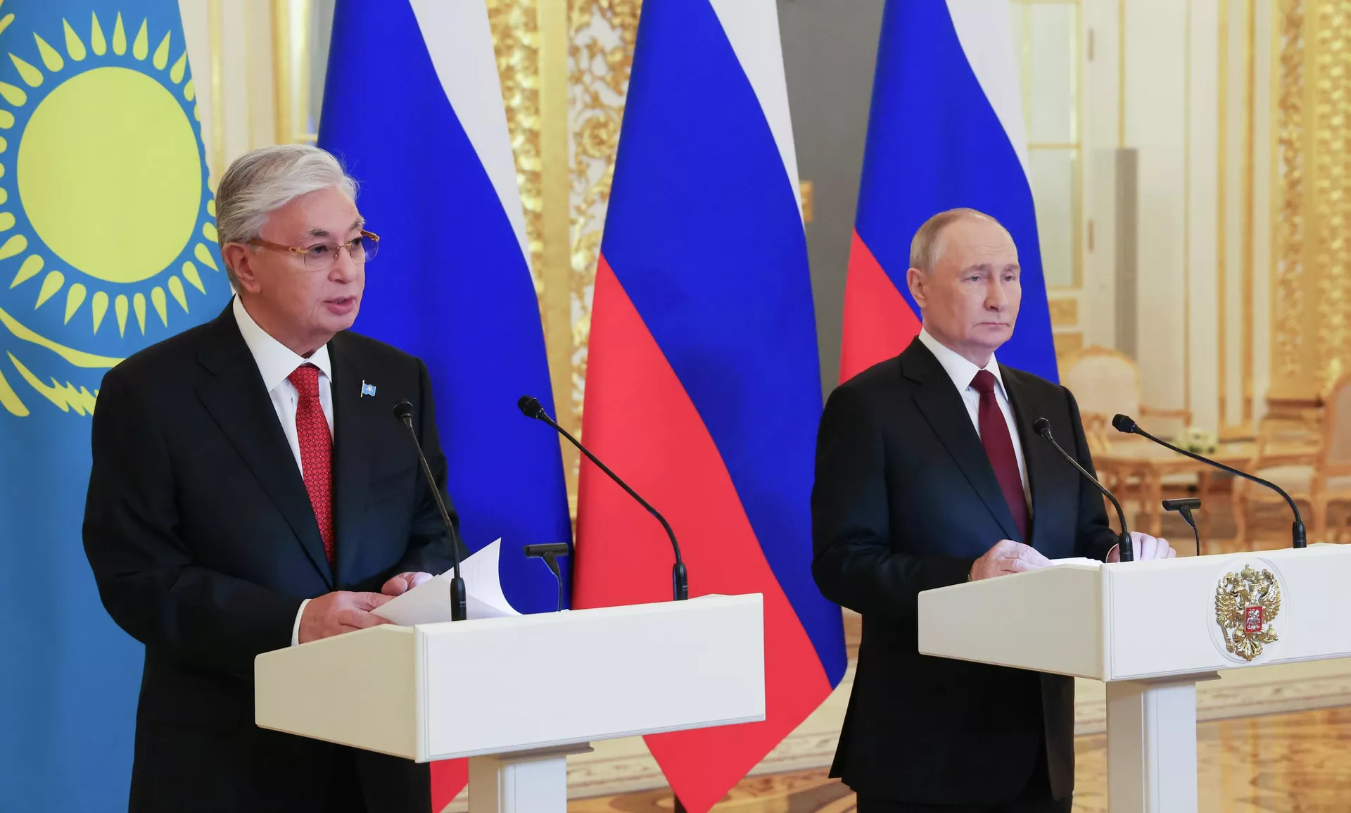 Президент РФ Владимир Путин и президент Казахстана Касым-Жомарт Токаев во время обращения в режиме видеоконференции к участникам пленарного заседания XXI Форума межрегионального сотрудничества России и Казахстана - РИА Новости, 1920, 12.11.2025