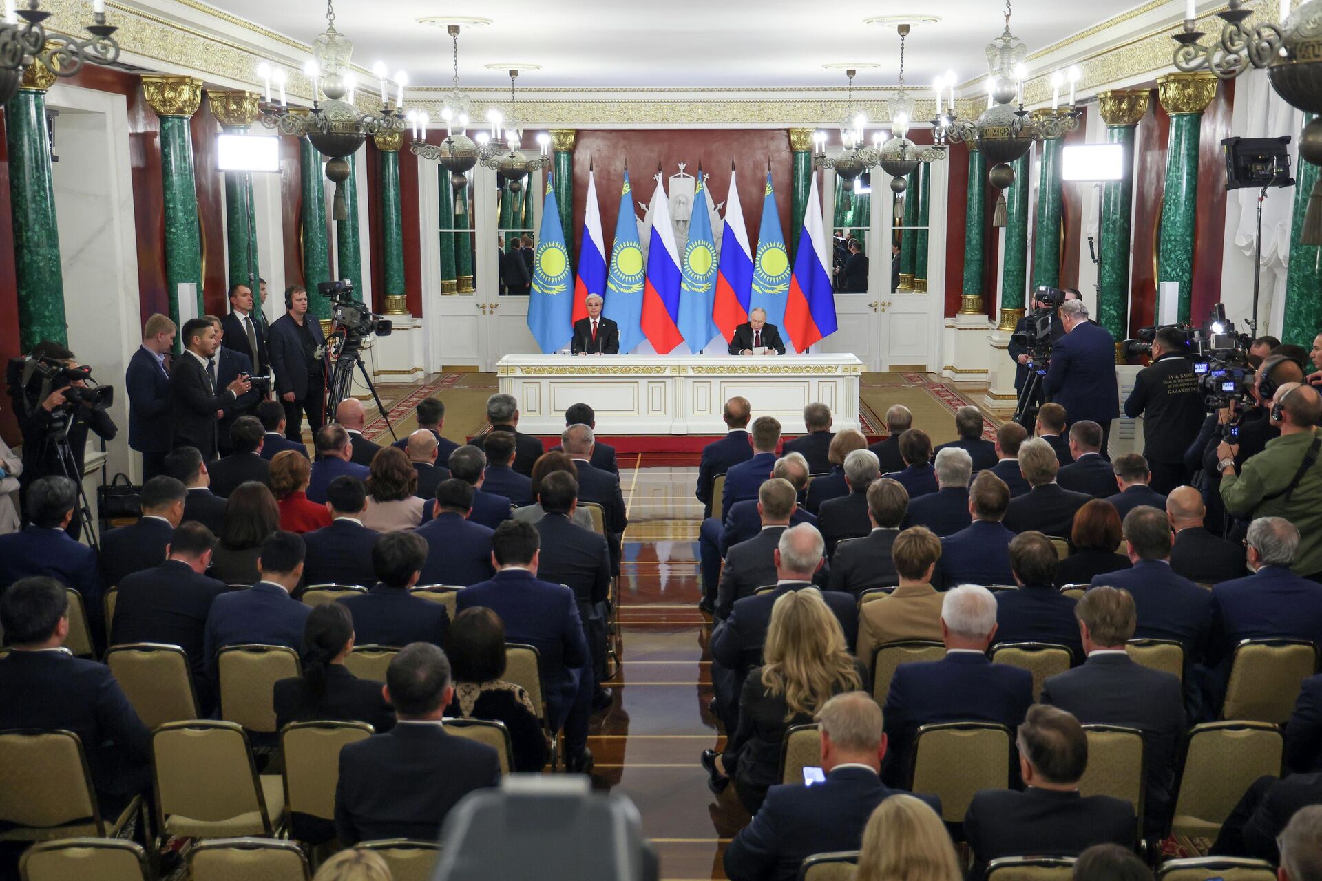 Президент РФ Владимир Путин и президент Казахстана Касым-Жомарт Токаев во время совместного заявления для прессы по итогам российско-казахстанских переговоров