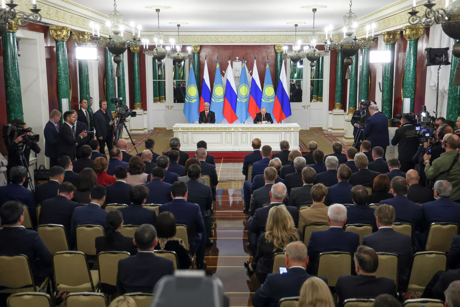 Президент РФ Владимир Путин и президент Казахстана Касым-Жомарт Токаев  во время совместного заявления для прессы по итогам российско-казахстанских переговоров - РИА Новости, 1920, 12.11.2025