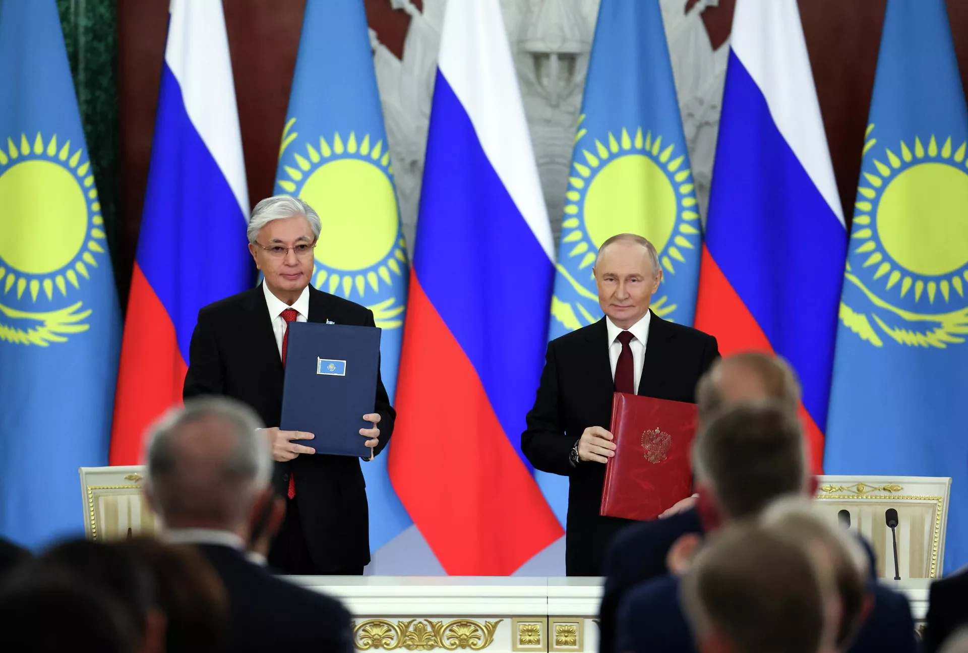 Президент РФ Владимир Путин и президент Казахстана Касым-Жомарт Токаев во время церемонии подписания документов по итогам российско-казахстанских переговоров - РИА Новости, 1920, 12.11.2025