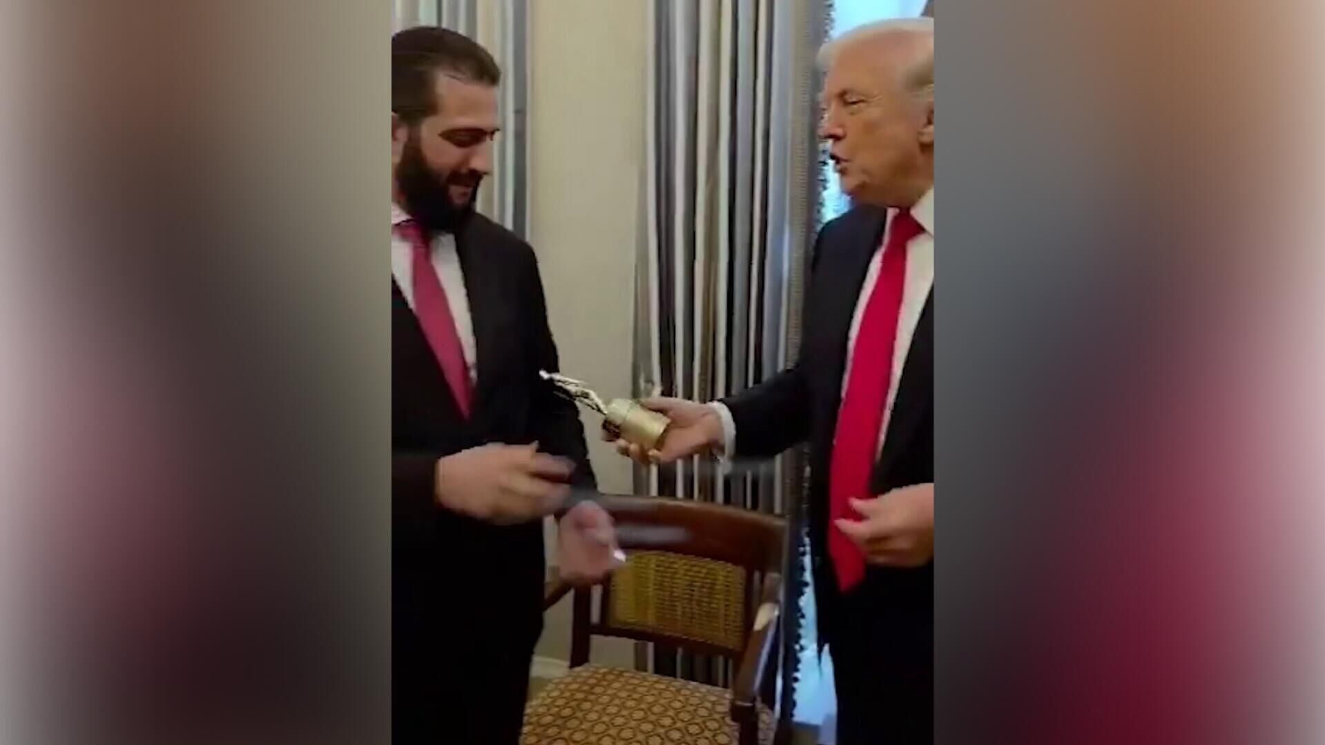 Президент США Дональд Трамп подарил президенту Сирии на переходный период Ахмеду аш-Шараа духи своей собственной марки во время встречи в Белом доме - РИА Новости, 1920, 12.11.2025