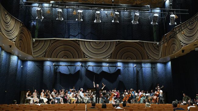 Cимфонический оркестр Мариинского театра под управлением маэстро Валерия Гергиева во время репетиции в камерном зале Главного зала Концертного центра Сириус