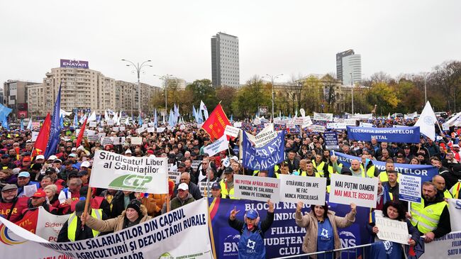 Члены профсоюзов протестуют против мер жесткой экономии правительства в Бухаресте, Румыния