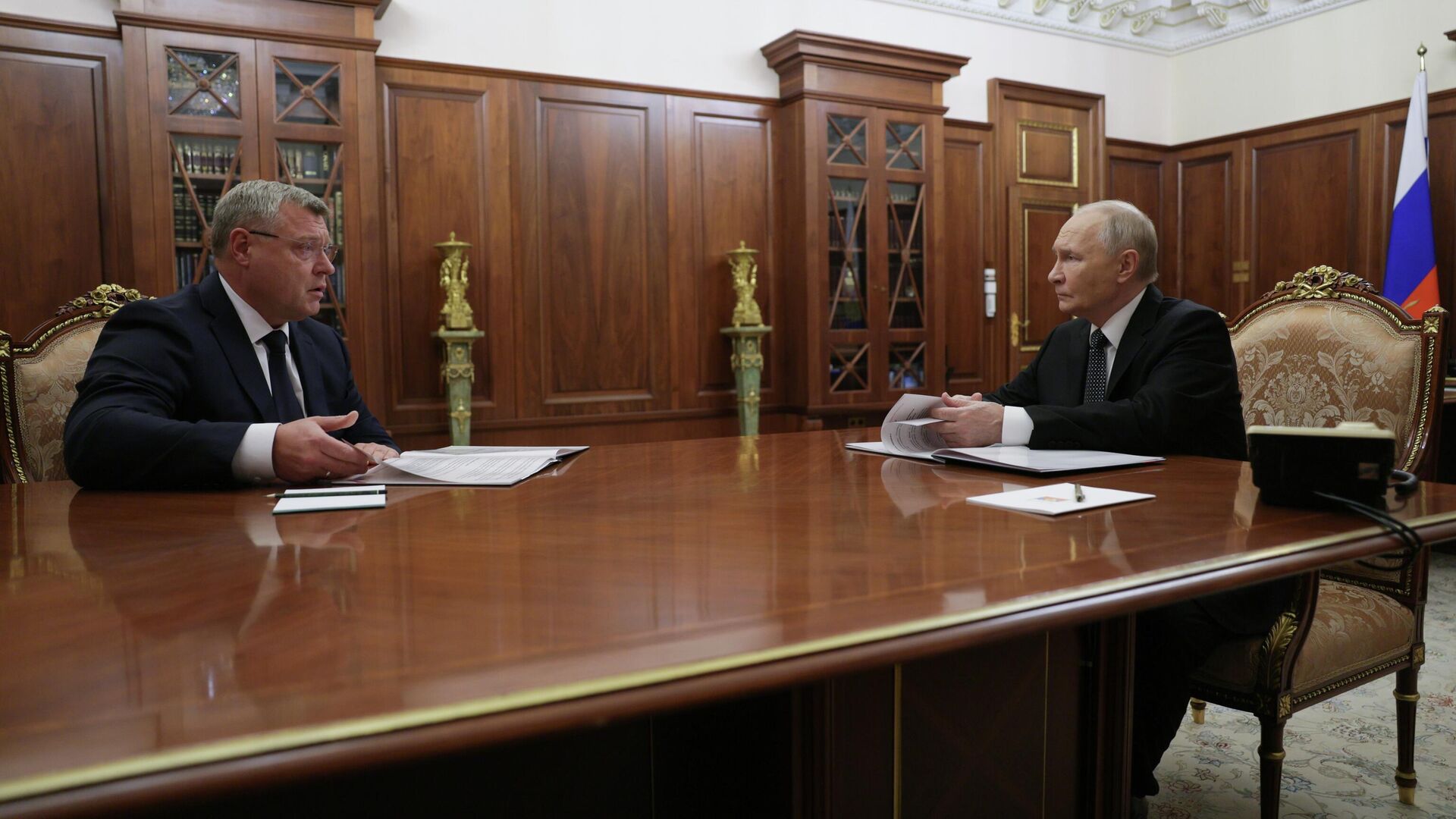 Президент России Владимир Путин и губернатор Астраханской области Игорь Бабушкин во время встречи Президент России Владимир Путин и губернатор Астраханской области Игорь Бабушкин во время встречи - РИА Новости, 1920, 13.11.2025