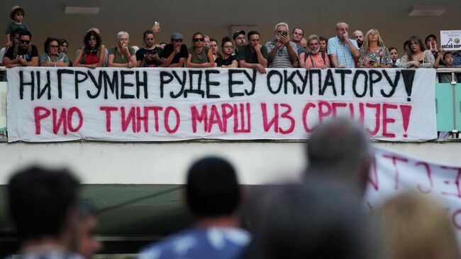 Акция протеста против реализации проекта по добыче лития концерна  Rio Tinto на западе Сербии перед зданием государственного телевидения в Белграде