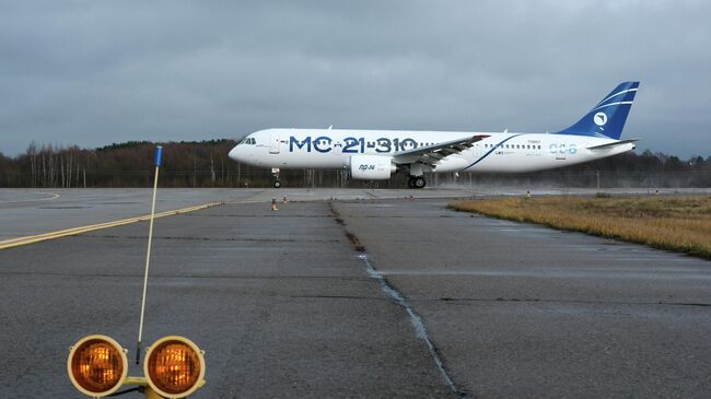 Второй импортозамещенный образец российского среднемагистрального самолета МС-21 в аэропорту Жуковский. 13 ноября 2025
