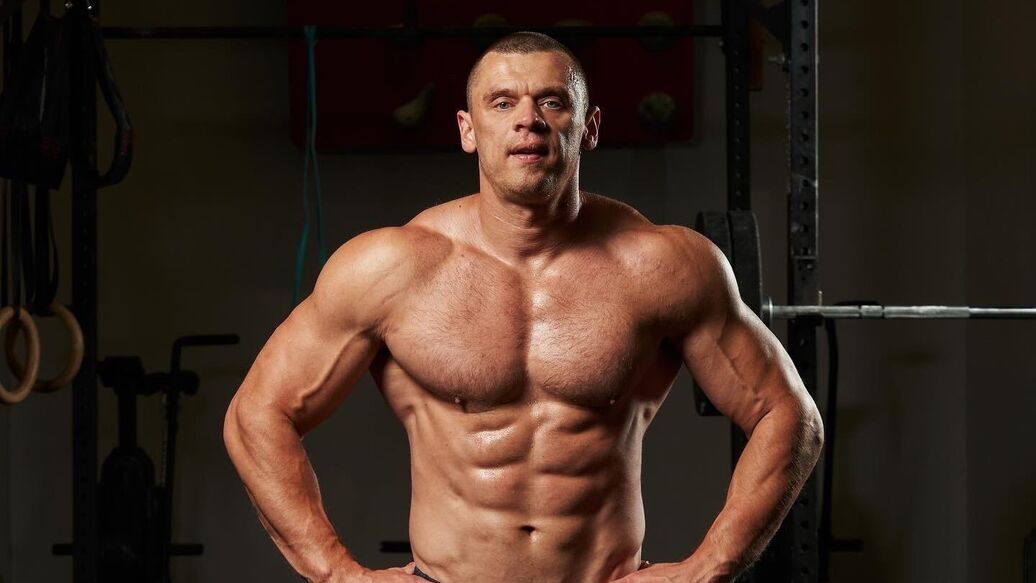 Силач-рекордсмен протащит два КАМАЗа перед буксировкой самолета