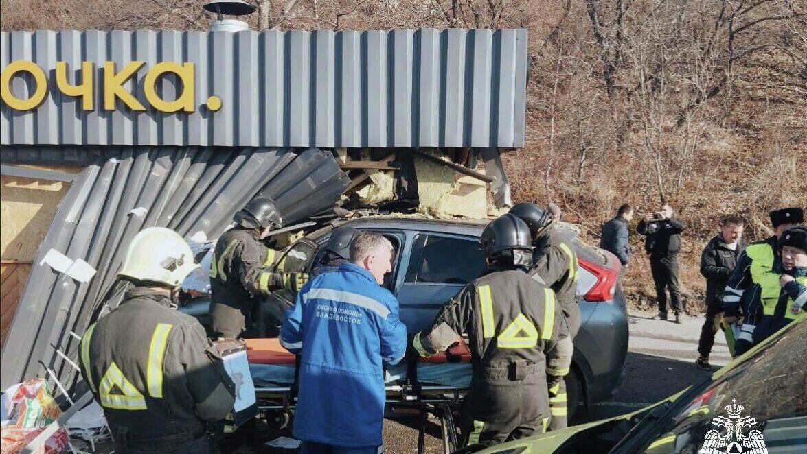 Иномарка врезалась в пит-стоп во Владивостоке Иномарка врезалась в пит-стоп во Владивостоке - РИА Новости, 1920, 14.11.2025