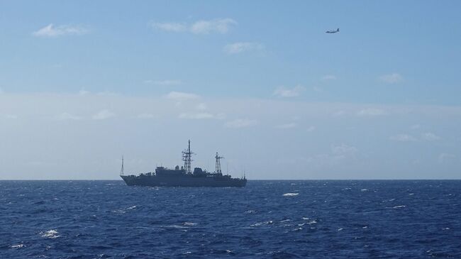 Самолет Береговой охраны США HC-130 Hercules совершает облет корабля ВМС России Карелия в 15 морских милях к югу от острова Оаху. 29 октября 2025 года