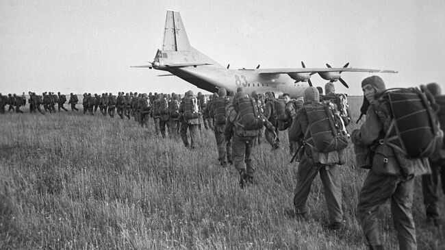 Военнослужащие Воздушно-десантных войск СССР во время учений