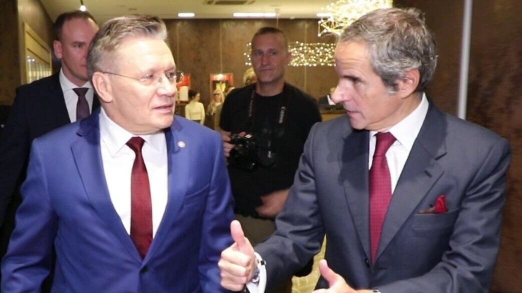 Генеральный директор госкорпорации Росатом Алексей Лихачев и генеральный директор МАГАТЭ Рафаэль Гросси перед началом встречи в Калининграде. 14 ноября 2025 - РИА Новости, 1920, 14.11.2025