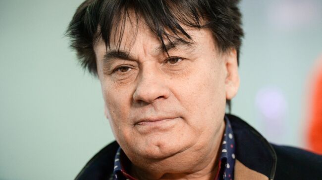 Певец Александр Серов