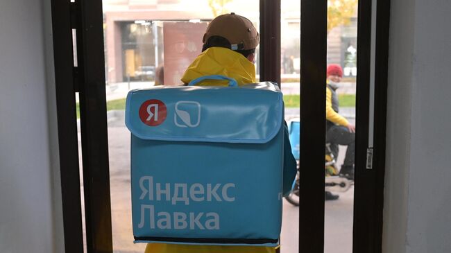 Курьер службы доставки сервиса Яндекс.Лавка