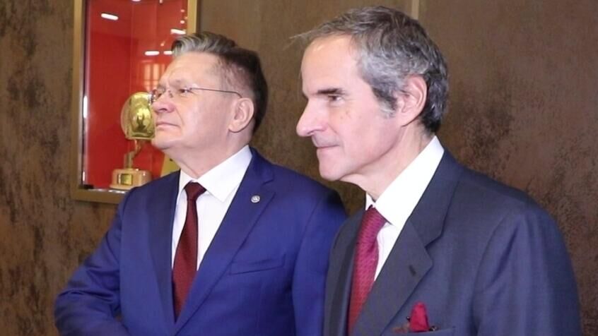 Генеральный директор госкорпорации Росатом Алексей Лихачев и генеральный директор МАГАТЭ Рафаэль Гросси во время встречи в Калининграде. Скриншот видео - РИА Новости, 1920, 14.11.2025