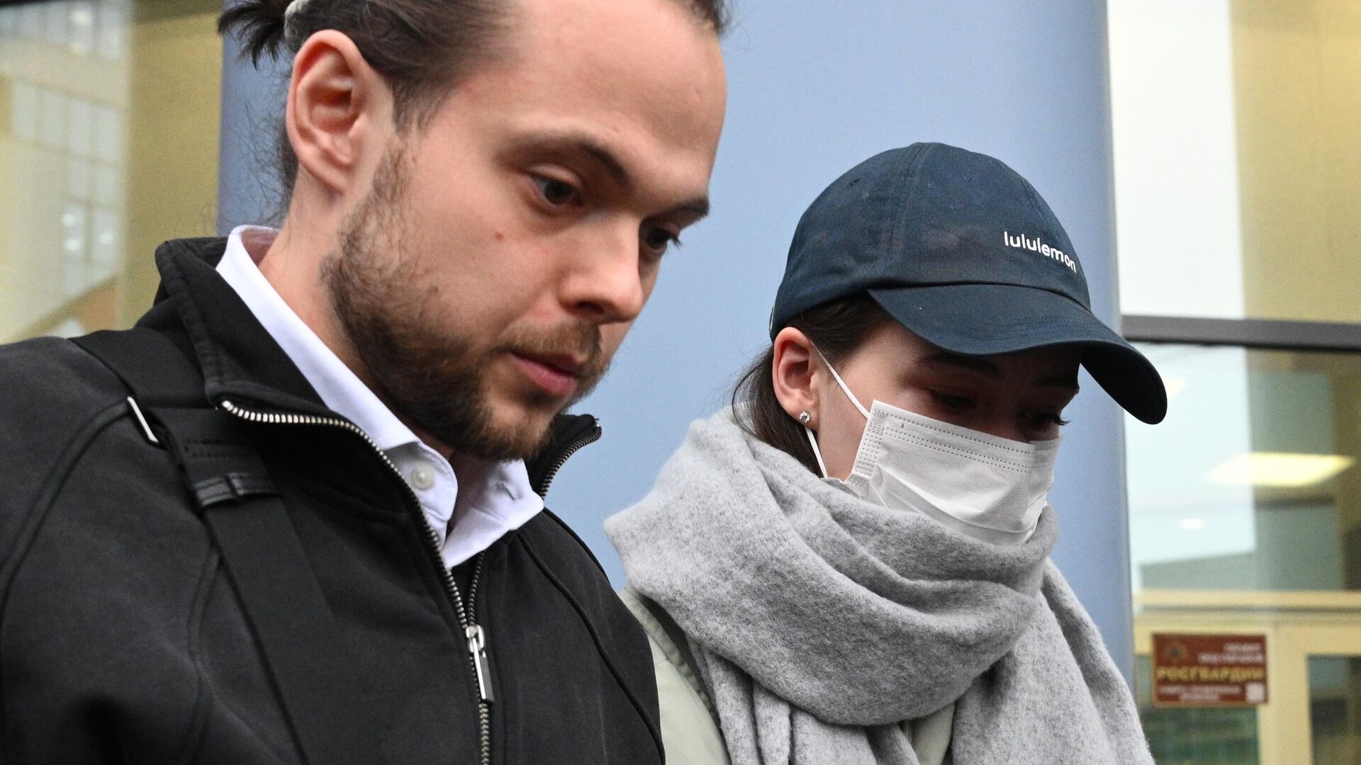 Блогер Александра Митрошина у здания Тверского районного суда в Москве. Слева: супруг Митрошиной Тимур Кошкаров - РИА Новости, 1920, 14.11.2025