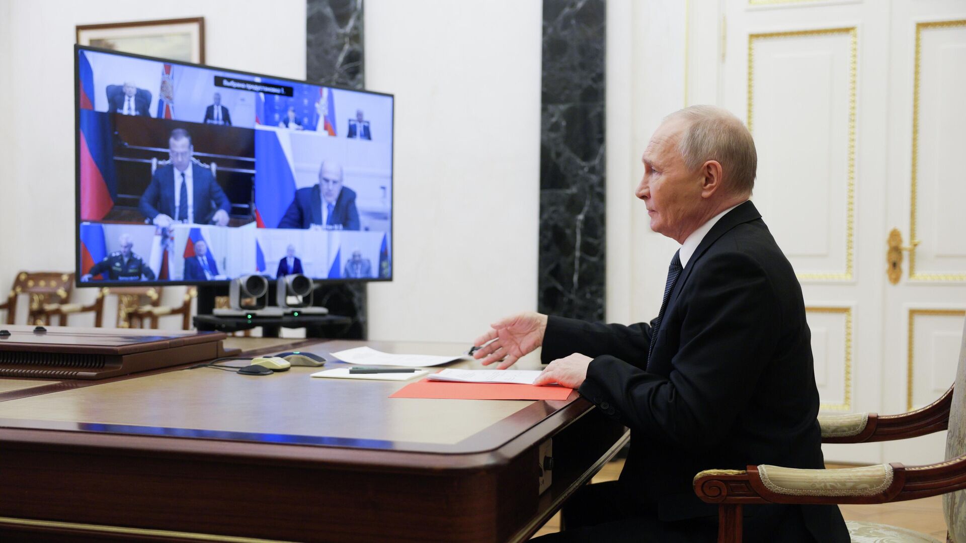 Президент РФ Владимир Путин в режиме видеоконференции проводит оперативное совещание с постоянными членами Совета Безопасности РФ. 14 ноября 2025