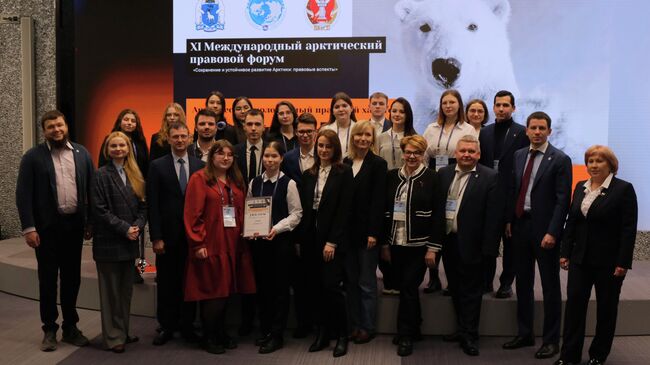 Участники хакатона вместе с жюри